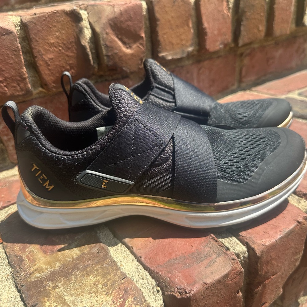 Black and gold Tiem spin shoes sz 8